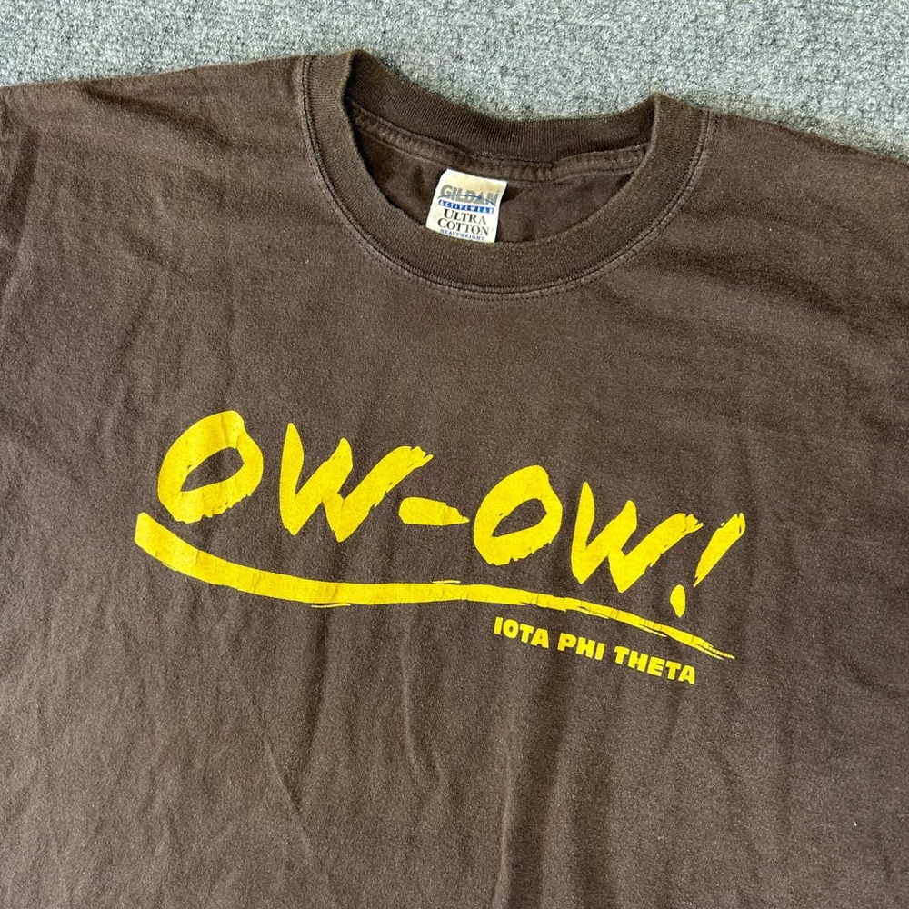 Gildan Iota Phi Theta OW-OW! Fraternity Graphic T-Shirt Brown XL Mens Humor - Picture 2 of 7
